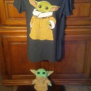 Unisex/womens Mandalorian tee - size small - like new with plush Mandalorian